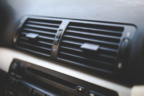 Zdrowie dzieci: skutki działania klimatyzacji, a utrzymanie odpowiedniej temperatury w samochodzie